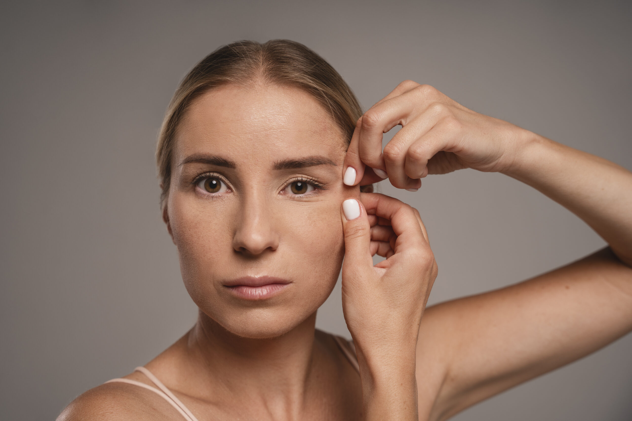 woman-suffering-from-body-dysmorphia